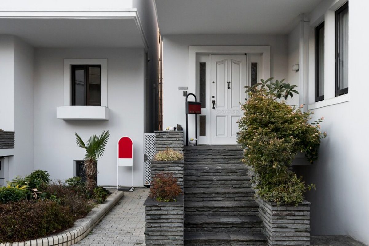 house-entrance-japan-with-stairs_23-2149301001