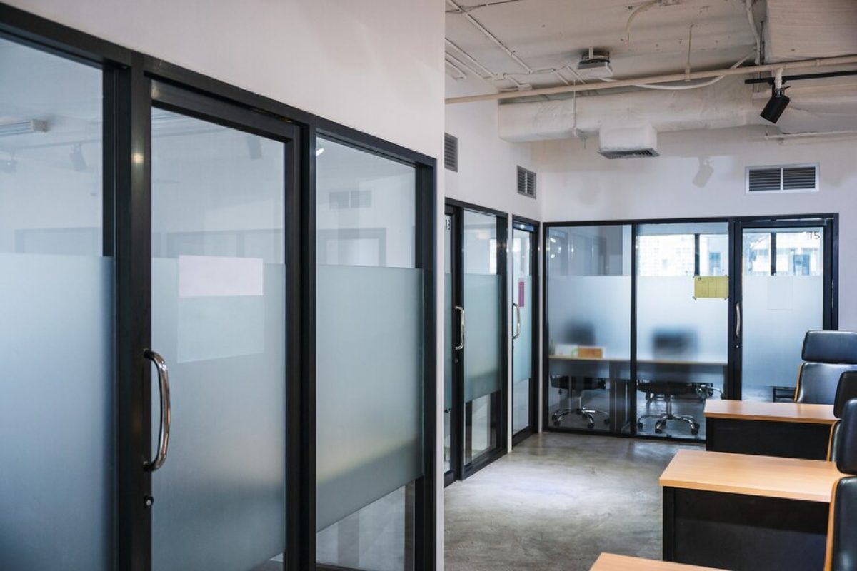 interior-bankrupt-empty-modern-office-coworking-space_49071-3241