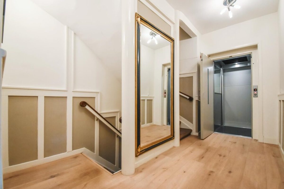 modern-entrance-hall-house_305343-17057