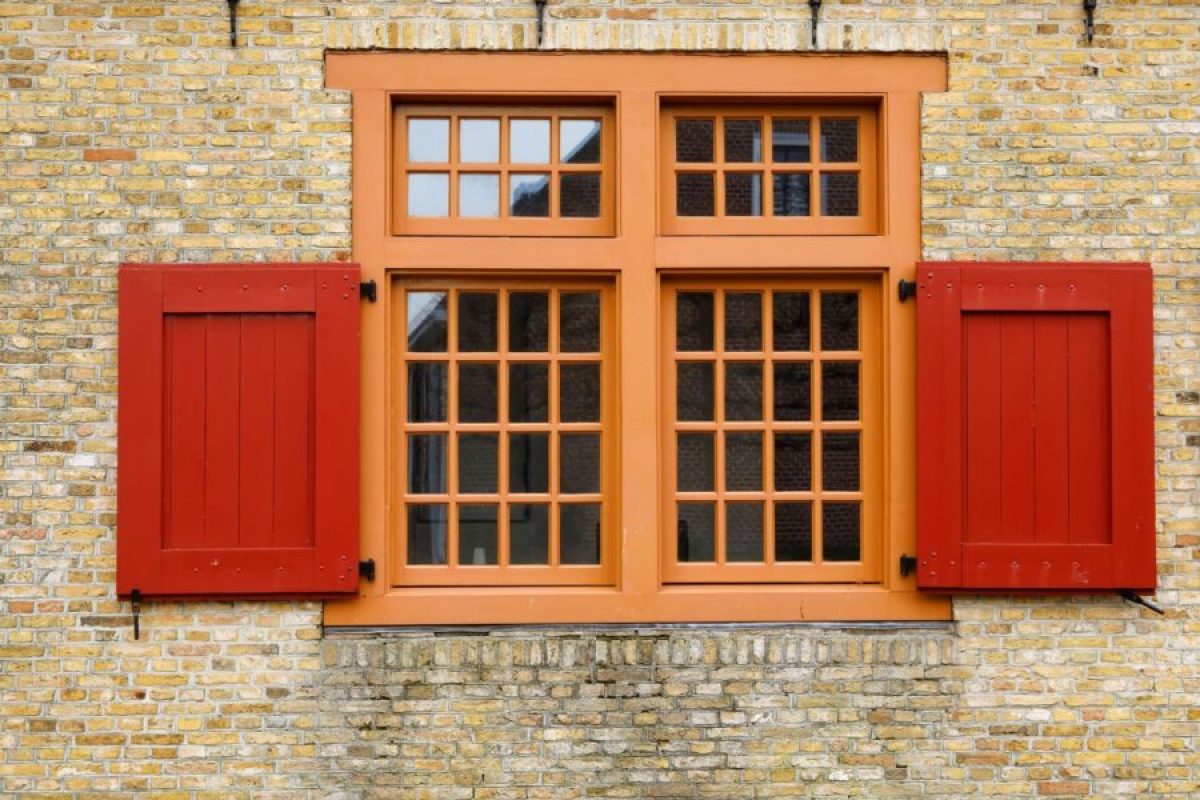 old-red-wooden-window-on-brock-wall-2023-11-27-05-32-50-utc-900x600