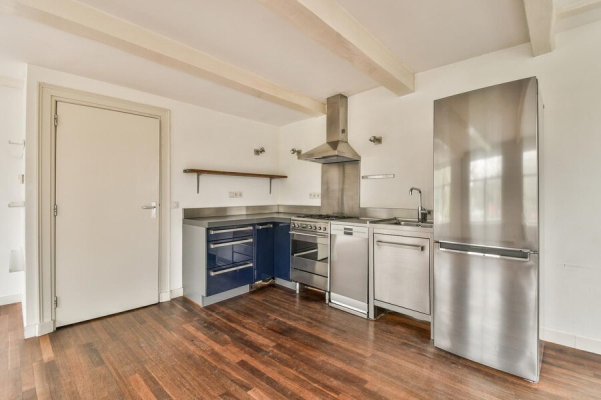 spacious-bright-white-kitchen-with-windows_305343-30889